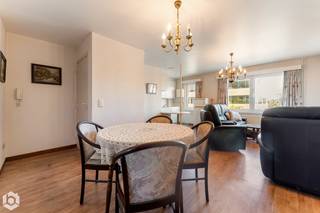 In de bruisende stationsbuurt van Mechelen bevindt zich dit instapklare appartement met 1 slaapkamer. U bevindt zich hier op een centrale locatie, doch op wandelafstand van winkels, scholen, eet-en drankgelegenheden en het openbaar vervoer.<br /><br />We betreden het appartement via de gemeenschappelijke inkomhal. De lichtrijke leefruimte kunt u inrichten met een gezellige zithoek en een aparte eetplaats. De open keuken is mooi geïntegreerd in het geheel en voorzien van de voornaamste toestellen. Achteraan bevindt zich de erg ruime slaapkamer met en-suite badkamer die uitgerust is met een lavabo, een toilet en een inloopdouche. Tot slot beschikt u nog over airco en een praktische kelderberging. De gemeenschappelijke kosten bedragen €20 per maand. <br /><br />Dit is een uitstekende opportuniteit als u op zoek bent naar een instapklaar appartement op een uitstekende locatie te Mechelen. Contacteer ons voor meer informatie op +32 479/47.09.61 of neem een kijkje op www.boonstravastgoed.be .<br /><br />Bijzonderheden:<br />- Instapklaar<br />- Gunstig EPC<br />- Uitstekende locatie