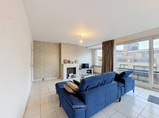 Energiezuinig en LICHTRIJK hoekappartement met 2 RUIME slpks aan INTERESSANTE PRIJS te Izegem!<br /><br /><strong>INDELING:<br /><u><em>Derde verdieping:</em></u></strong><br />Inkomhal - LICHTRIJKE living - volledig ingerichte keuken (O.a. met keramisch fornuis, oven, dampkap, dubbele spoelbak en frigo) - berging - afzonderlijk gastentoilet - badkamer (O.a. met lavabo, voorzieningen voor wasmachine en ligbad (met geïntegreerde douche) - 2 RUIME slaapkamers - terras.<br /><br /><u><em><strong>Kelderverdieping:</strong></em></u><br />Private kelderberging.<br /><br /><u><strong>Opmerkingen:</strong></u><br /><strong>- Elektriciteit volledig GOEDgekeurd!</strong><br />- Lift aanwezig (Tot in de kelderverdieping).<br />- ROLLUIKEN aanwezig.<br />- Parlofonie aanwezig.<br />- Slechts 1 appartement per verdieping.<br />- Geen syndicus (Beperkte kosten)!<br />- Veel parkeergelegenheid in de buurt.<br />- Tevens INTERESSANT als INVESTERING!<br /><br />LICHTRIJK appartement met alle COMFORT in rustige residentie op TOPligging te Izegem, op wandelafstand, van winkels, scholen en het openbaar vervoer. Aarzel zeker niet om ons te contacteren voor een bezoek ter plaatse: 051/817.817 - info@centro.be.