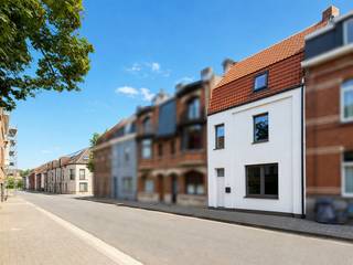 <strong>RUIME, ENERGIEZUINIGE</strong> woning met <strong>4 SLAAPKAMERS</strong> en een uitstekende ligging in hartje Ronse. De woning werd <strong>VOLLEDIG GERENOVEERD</strong> in <strong>2024</strong>, inclusief gevel en dak. Extra troeven zijn de <strong>CONFORME ELEKTRICITEIT, 6 ZONNEPANELEN, CENTRALE VERWARMING OP AARDGAS</strong> en een <strong>GUNSTIG EPC-LABEL A</strong>. Het gelijkvloers omvat een inkomhal, leefruimte, keuken, berging, wasplaats en apart toilet. Op de eerste verdieping bevinden zich een ruime badkamer met bad en douche en <strong>2 SLAAPKAMERS</strong>. De tweede verdieping biedt <strong>NOG</strong> eens <strong>2 SLAAPKAMERS</strong>. Gelegen op 50 m van het <strong>PARK</strong> en op wandelafstand van Delhaize, Colruyt en de Grote Markt. Alsook ik er <strong>PARKING MET LAADVOORZIENINGEN</strong> op wandelafstand.<br /><br />Adres: Jan Van Nassaustraat 70 te Ronse<br /><br />Geen renovatieplicht; P-score: C, G-score: C; Bestuursmaatregelen in maatregelenregister: neen; Vrij bij akte.