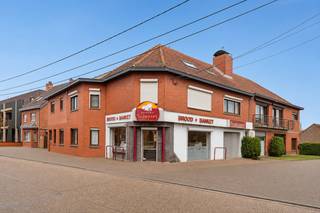 Disposition de la propriété commerciale : <br /><br />- Rez-de-chaussée <br />- Espace de travail <br />- Un garage<br />- Sous-sol <br />- Salon avec cuisine et salle de bain<br />- Espace de bureau <br /><br />Appartement : <br /><br />- Trois chambres<br />- Salle de bain<br />- Cuisine <br />- Rangement<br />- Toilette <br /><br />Dans l'ensemble : <br /><br />- Terrasse<br />- Accès à l'avant et à l'arrière du bâtiment (espace de chargement et de déchargement suffisant)<br />- Propriété commerciale/appartement à accès partagé<br />- Chauffage au mazout