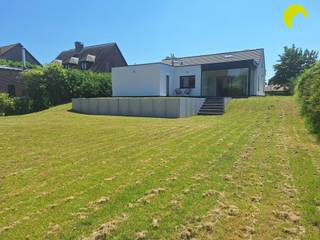 <p><span>Dans une situation centrale, près du centre de Wommelgem, nous vous proposons cette villa entièrement rénovée (180m²) située sur un terrain de pas moins de 1143m².</span></p><p><span>Vous trouverez à proximité des magasins, des écoles, des transports publics et des voies de communication.</span></p><p><span>La propriété a été entièrement rénovée après 2024 et répond aux normes actuelles.</span></p><p><span> </span></p><p><span>L'ensemble est équipé de double vitrage et de menuiseries en aluminium. Le chauffage central fonctionne au gaz (condensation-Vaillant) et l'électricité est conforme à la réglementation AREI.</span></p><p><span>Après inspection, la maison a également été classée "sans amiante".</span></p><p><span>Il y a 10 panneaux solaires combinés à une batterie. Il y a également une borne de recharge dans le garage pour une voiture électrique.</span></p><p><span> </span></p>