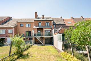 <p><strong>Instapklare bel-etagewoning met 5 slaapkamers, garage, ruim terras en tuin met groen uitzicht</strong></p><p>Op zoek naar een comfortabele gezinswoning met veel leefruimte? Deze instapklare bel-etagewoning combineert een doordachte indeling met vijf slaapkamers, een dubbele garage, een ruim terras en een aangename tuin met vrij uitzicht op het groen. Bovendien beschikt de woning over een gunstig EPC-label C, waardoor er geen renovatieverplichting geldt.</p><p>Indeling: op het gelijkvloers bevinden zich een ruime inkomhal, een garage en een was-/technische ruimte. De eerste verdieping omvat een lichtrijke leefruimte, een moderne keuken met toegang tot het terras, een hal en een apart toilet. Op de tweede verdieping bevinden zich drie volwaardige slaapkamers, een badkamer en een tweede apart toilet. De derde verdieping werd ingericht met twee extra kamers en een praktische opbergzolder.</p><p>De combinatie van een functionele indeling, een aangename buitenruimte en het open uitzicht maakt deze woning bijzonder geschikt voor gezinnen of voor wie extra kamers wenst als bureau, hobbyruimte of logeerkamer.</p><p>EPC: klasse C – geen renovatieverplichting.</p><p><strong>Te koop via Immo Beguin, jouw vastgoedexpert sinds 2009.</strong></p><p>✉️ emmy@immobeguin.be</p>