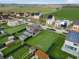 Deze bouwgrond is gelegen in een rustige, groene omgeving in Wolvertem, omringd door uitgestrekte velden.<br />Hier geniet u dagelijks van een open uitzicht en een serene woonomgeving.<br /><br />De grond is geschikt voor een open bebouwing met twee bouwlagen en een dakverdieping.<br />De maximale gevelbreedte bedraagt 8 meter, met een toegestane bouwdiepte van 12 meter op het gelijkvloers en 12 meter op de verdiepingen.<br /><br />Naast het gebouw mag er een carport geplaatst worden tot aan de perceelsgrens.<br /><br />Dankzij de gunstige ligging bevindt u zich in een kindvriendelijke buurt, met vlotte toegang tot handelszaken, scholen, openbaar vervoer en belangrijke invalswegen.<br />Bovendien is de grond vrij van aannemer en zonder bouwverplichting, waardoor u volledige vrijheid heeft bij het realiseren van uw woondroom.<br /><br />De bouwvoorschriften kunnen op afspraak worden geraadpleegd op kantoor. Voor meer informatie staan wij u graag te woord!