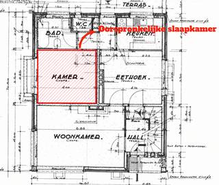 <p><span>immo DAVID stelt voor: Open bebouwing met uitbreidingspotentieel – voorheen 3 slaapkamers en mogelijkheid tot extra kamers<br /><br /></span></p>
<p><span>Welkom in deze gerenoveerde open bebouwing op een perceel van 4a 39ca, gelegen in een rustige, kindvriendelijke doodlopende straat nabij het centrum van Asse. Deze woning was oorspronkelijk ingedeeld als een 3-slaapkamerwoning. Op het gelijkvloers kan de derde slaapkamer eenvoudig opnieuw worden ingericht, terwijl de ruime eerste verdieping en de lichtrijke garage-/kelderverdieping bovendien mogelijkheden bieden om, mits de nodige aanpassingen, extra kamers of een hobby-, praktijk- of ontspanningsruimte te creëren. Dankzij het gunstige EPC-label D geldt er geen renovatieverplichting.</span></p>
<p><span>De woning beschikt over een lichtrijke leefruimte van 48 m² met een volledig uitgeruste open keuken. Grote raampartijen zorgen voor een aangename natuurlijke lichtinval en een ruimtelijk gevoel.</span></p>
<p><span>Op het gelijkvloers bevindt zich de vernieuwde badkamer met inloopdouche en lavabo. Hier was oorspronkelijk ook een derde slaapkamer voorzien, die eenvoudig opnieuw kan worden ingericht.</span></p>
<p><span>Op de eerste verdieping vindt u twee ruime slaapkamers van 22 m² en 37 m², waarvan één met een eigen wastafel. Door de royale oppervlakte biedt deze verdieping bovendien potentieel om extra slaapkamers te creëren. Er is tevens een apart toilet.</span></p>
<p><span>De woning werd de voorbije jaren grondig gerenoveerd. In 2025 werden een nieuw dak en nieuwe PVC-ramen met driedubbele beglazing geplaatst. Elektrische rolluiken zorgen voor extra comfort.</span></p>
<p><span>Een bijkomende troef is de ruime garage- en kelderverdieping met natuurlijke lichtinval. Deze ruimte biedt tal van mogelijkheden en kan, mits de nodige aanpassingen, worden ingericht als extra kamer(s), hobbyruimte, praktijkruimte, studio of thuiskantoor.</span></p>
<p><span>Buiten geniet u van een onderhoudsvriendelijke, zuidgerichte tuin met ruim terras. De woning beschikt bovendien over een oprit voor meerdere wagens.</span></p>
<p><span>Dankzij de nabijheid van scholen, winkels, openbaar vervoer en de Brusselse Ring combineert deze woning een uitstekende bereikbaarheid met rustig wonen.</span></p>