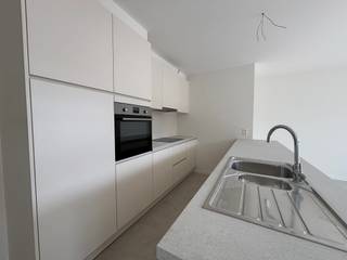 Op zoek naar een nieuwbouwappartement te huur in Blankenberge?<br /><br />Dan is dit felbegeerde nieuwbouwproject in de Ontmijnerstraat precies wat u zoekt. Dit project combineert optimaal wooncomfort, energiezuinigheid en een hoogwaardige afwerking.<br /><br />Dankzij de uitstekende ligging geniet u van een ideale balans tussen rust en bereikbaarheid. Het stadscentrum, winkels, openbaar vervoer, scholen en de zeedijk bevinden zich allemaal op korte afstand. Bovendien zijn de belangrijkste in- en uitvalswegen vlot bereikbaar, wat deze locatie bijzonder aantrekkelijk maakt voor gezinnen, koppels én alleenstaanden.<br /><br />De residentie omvat verschillende hedendaagse appartementen met een doordachte indeling, veel lichtinval en een hoogwaardige afwerking. Elk appartement werd ontworpen met aandacht voor wooncomfort en praktisch gebruiksgemak.<br /><br />Het aanbod bestaat uit 5 verschillende types:<br /><br /><ul><li>Appartement type 1 – 001 - VERHUURD<br /><br /> Ruim gelijkvloers appartement met 2 slaapkamers en een ruime tuin.<br /><br /> Huurprijs: € 1.125 / maand <br /><br /> Provisie gemeenschappelijke lasten: € 50 <br /><br /></li><li>Appartement type 2 – 002<br /><br /> Gezellig gelijkvloers appartement met 1 slaapkamer en een tuin.<br /><br /> Huurprijs: € 875 / maand<br /><br /> Provisie gemeenschappelijke lasten: € 25<br /><br /></li><li>Appartement type 3 – 101 &amp; 201<br /><br /> Moderne appartementen met 2 slaapkamers en een terras.<br /><br /> Huurprijs: € 1.050 / maand<br /><br /> Provisie gemeenschappelijke lasten: € 75<br /><br /></li><li>Appartement type 4 – 102 &amp; 202 - 102 VERHUURD<br /><br /> Ruime appartementen met 3 slaapkamers en een terras.<br /><br /> Huurprijs: € 1.150 / maand<br /><br /> Provisie gemeenschappelijke lasten: € 75<br /><br /></li><li>Appartement type 5 – 301 (penthouse) - VERHUURD<br /><br /> Charmant appartement op de dakverdieping met 2 slaapkamers en een ruim terras.<br /><br /> Huurprijs: € 975 / maand<br /><br /> Provisie gemeenschappelijke lasten: € 75<br /><br />Daarnaast zijn er binnen de residentie ook garageboxen en staanplaatsen beschikbaar.<br /><br />Er zijn in totaal 5 garageboxen, die optioneel kunnen gehuurd worden aan €160 per maand. Deze garageboxen zijn voorzien van de mogelijkheid om een elektrische wagen op te laden.<br /><br />Verder zijn er 3 staanplaatsen beschikbaar aan €100 per maand.<br /><br />Deze nieuwbouwresidentie biedt tal van troeven: energiezuinig wonen, moderne architectuur, kwalitatieve materialen, comfortabele leefruimtes en een uitstekende ligging nabij alle voorzieningen én de kust. Een ideale woonplek voor wie op zoek is naar hedendaags wooncomfort in een aangename omgeving.<br /><br />Domiciliëring op het adres is verplicht.<br /><br />EPB in opmaak!<br /><br />Beschikbaar 1/06/2026</li></ul>