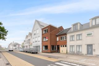 <p>Te koop: verrassend ruime gesloten woning in het centrum van Ooigem, met garage en aparte studio.</p>
<p> </p>
<p>Deze woning uit 1968 biedt heel wat ruimte, ideaal voor wie comfortabel wil wonen in het hart van de gemeente. Dankzij de centrale ligging zijn winkels, scholen en invalswegen vlot bereikbaar. De aparte studio in de woning biedt extra mogelijkheden, bijvoorbeeld voor een zelfstandige activiteit, gastenverblijf of tienerkamer.</p>
<p> </p>
<p>Belangrijkste ruimtes:<br />• Gezellige woonkamer<br />• Functionele keuken toegang tot de koer<br />• Vier slaapkamers, waarvan één in de aparte studio<br />• Twee badkamers<br />• Garage met directe toegang tot de woning<br />• Berging en zolder voor extra opslagruimte<br />• Tuin (70 m²) met privacy</p>
<p> </p>
<p>Troeven:<br />• Verrassend ruime woning met flexibele indeling<br />• Centrum ligging met garage<br />• Aparte studio in de woning</p>
<p> </p>
<p>Neem vandaag nog contact op met je ERA-makelaar voor een bezoek.</p>
<p> </p>
<p>JOUW DROOMHUIS. ZO GEVONDEN!</p>
