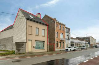 Droomt u van wonen en werken op één locatie? Wij stellen deze veelzijdige eigendom te koop voor. Dit unieke pand combineert een ruime gezinswoning met een commerciële ruimte op een strategische locatie in Kortrijk. Dicht bij belangrijke invalswegen en de rustige omgeving van de vaart biedt deze locatie een uitstekende bereikbaarheid en visibiliteit.<br /><br />Indeling<br />- Praktijkruimte<br />- Woning met 4 slaapkamers<br />- Ruime tuin met achterliggend twee garages en een carport<br /><br />Wenst u meer info over deze woning of wenst u een bezoek ter plaatse? Contacteer Annelies Wyseur (0497 37 74 49 - annelies.wyseur@dewaele.com)<br /><br />De eigendom wordt aangeboden via de Pre-sale formule. Van 28/09/2026 om 09:00 tot 2/10/2026 om 15:00 kan u het huis op afspraak komen bezichtigen en een bod uitbrengen. De vermelde prijs is een instelprijs. Voor meer info, gelieve contact op te nemen met de dossierverantwoordelijke.<br /><br />Dit pand is onderworpen aan de renovatieverplichting van de Vlaamse overheid voor residentiële gebouwen (behoudens bij sloop binnen 5 jaar na de aankoop). Consulteer voor meer informatie de website van het Vlaams Energie- en Klimaatagentschap via https://www.vlaanderen.be/een-woning-kopen/renovatieverplichting-voor-residentiele-gebouwen<br /><br />Dit pand kan onderhevig zijn aan de renovatieverplichting die door de Vlaamse overheid wordt opgelegd voor niet-residentiële gebouwen. Consulteer voor meer informatie de website van het Vlaams Energie- en Klimaatagentschap via https://www.vlaanderen.be/bouwen-wonen-en-energie/niet-residentiele-gebouwen/verplichtingen-voor-niet-residentiele-gebouwen<br /><br />Bestuursmaatregelen in het maatregelenregister: nee<br /><br />Deze AI-visualisaties zijn bedoeld als inspiratie. Er werd geen rekening gehouden met technische specificaties, stedenbouwkundige voorschriften of de concrete mogelijkheden tot realisatie.
