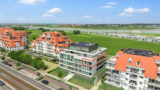 Magnifiek appartement op een bijzondere ligging met uniek frontaal zicht op havengeul, maritiem park en de jachthaven. Het appartement is gelegen op de derde verdieping van de luxueuze Residentie Portino en is voorzien van 2 overdekte terrassen vooraan en achteraan. Het instapklare appartement is afgewerkt met zeer kwalitatieve materialen zoals massief parket, plafondhoge Xinnix deuren, ingemaakte kasten,... De vele en grote raampartijen zorgen voor een unieke zon en lichtinval de ganse dag door. Als eigenaar kunt u genieten van de welness-faciliteiten voorzien van sauna, hammam en koudwaterbad. Er is eveneens een privé-kelderberging en fietsenberging. Mogelijkheid tot bij aankopen van een garagebox in het gebouw aan 70.000 EUR.Indeling:- inkomhall- lichtrijke leefruimte (39m²) met aansluitend terras- ingerichte keuken voorzien van koelkast met diepvriesvakje, vaatwas, combi-oven, keramische kookplaat- berging (5m²) met aansluiting wasmachine- slaapkamer 1 (9m²)- slaapkamer 2 (9m²)- slaapkamer 3 (11m²) met ingemaakte kasten en aansluitend terras (14m²)- badkamer met douche, lavabo en handdoekradiator- badkamer met ligbad, lavabo en handdoekradiatorTroeven:- hoogwaardige afwerking- vloerverwarming + airco- kleinschalig project- prachtig zicht op de havengeulBent u op zoek naar een uniek appartement met zicht op de havengeul? Aarzel niet ons te contacteren voor een afspraak!Bestuursmaatregelen in het maatregelenregister: nee
