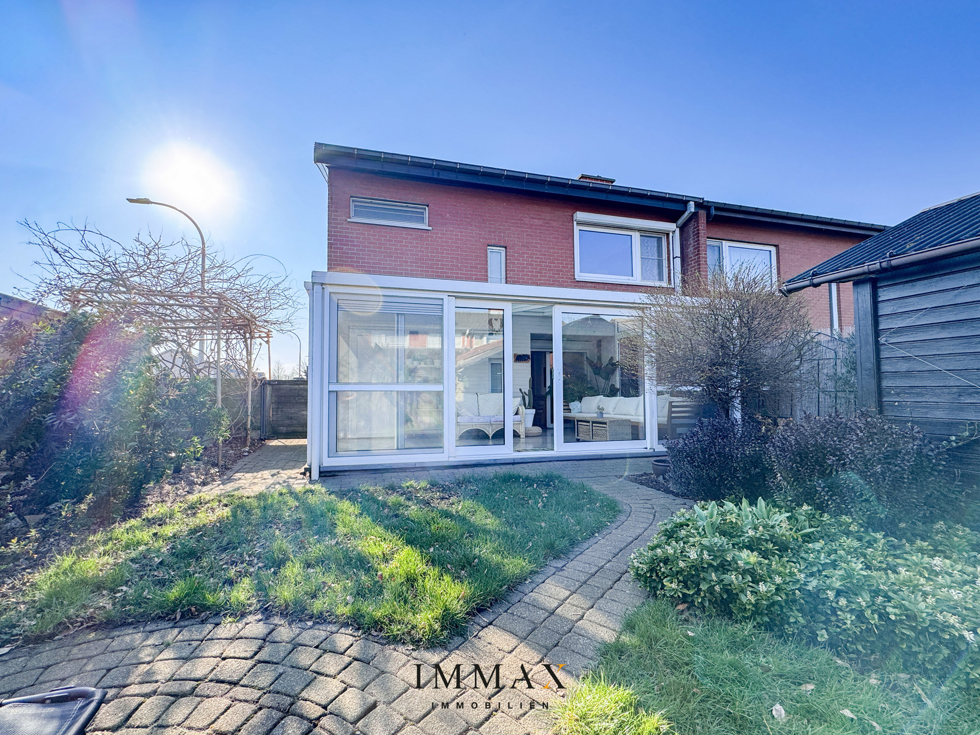 Halfopen ééngezinswoning gelegen in rustige buurt - foto 2