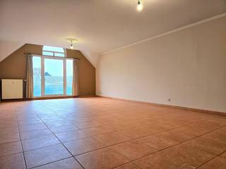 Ruim appartement van 130 m² ( 116 m² effectieve leefruimte ) met 3 slaapkamers en een living van 42 m².Het appartement ligt in het centrum van Lummen...