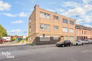 <p><span>Ruim en goed gelegen hoekappartement op de eerste verdieping van een kleinschalige residentie met lage gemeenschappelijke kosten. Dankzij de halfopen ligging geniet dit appartement van extra lichtinval en een aangenaam ruimtelijk gevoel. Het appartement beschikt over een inkomhal die toegang geeft tot de bijzonder ruime en lichtrijke leefruimte, een volledig ingerichte keuken voorzien van alle toestellen. De badkamer is uitgerust met een douche, enkele lavabo en toilet. Verder zijn er drie slaapkamers en een aangenaam terras. Bij het appartement hoort bovendien een individuele garage, wat een extra troef vormt in deze buurt. Dankzij het EPC-label B, conforme elektriciteit, asbestvrij en HR-beglazing is dit een energiezuinige en zorgeloze woonst. Door de combinatie van ruimte, lichtinval en ligging is dit appartement niet alleen ideaal voor eigen bewoning, maar ook bijzonder interessant als investering. Neem contact &amp; ontdek snel meer!</span></p><p><span> </span></p><p><span> </span></p>