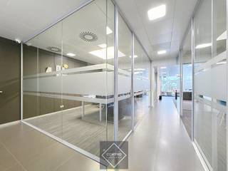 Gelijkvloers (± 200m²): Sas (automatische glazen deur) - inkomhal met receptie/balie en wachtruimte - 3/4 afzonderlijke burelen - vergaderzaal...