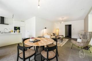 <p>Ontdek deze halfopen bebouwing op een rustige, uiterst centrale locatie in Harelbeke, vlak naast het stadspark en op wandelafstand van de Markt, het cultuurcentrum, een schooltje en diverse handelszaken. Een ideale plek voor wie graag centraal woont met alle voorzieningen dichtbij.<br /><br />Troeven: energiezuinig (dankzij de warmtepomp, zonnepanelen en vloerverwarming), instapklaar, centraal gelegen, kwalitatieve afwerkingen<br /><br />Indeling: inkomhal met gastentoilet, een ruime en lichtrijke leefruimte met open, kwalitatief afgewerkte keuken voorzien van alle apparaten, een praktische berging en toegang tot de aangelegde tuin met terras en een handig zijpoortje. Daarnaast is er een oprit en garage aanwezig. Op de eerste verdieping bevinden zich drie volwaardige slaapkamers, een apart toilet en een moderne badkamer.<br /><br />En nog meer goed nieuw: door de lage E-peil 0 betaal je de eerste 5 jaar geen onroerende voorheffing, aankoop aan 6% btw (i.p.v. 21%) is hier mogelijk en de eerste koper van de drie woningen krijgt een korting van €25.000. <br /><br />Interesse? Plan je bezoek via feline@immobeguin.be</p>