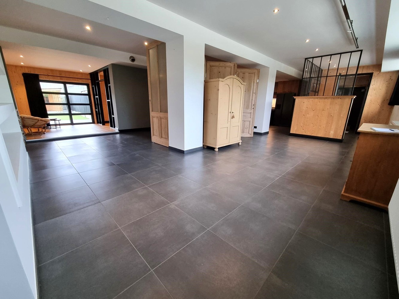 Zeer ruim gelijkvloers appartement (248 m²) met aparte ingang – ook ideaal als kangoeroe of zorgwoonst - foto 2