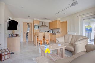 <em><strong>Appartement meublé, prêt à emménager, situé au rez-de-chaussée.</strong></em><br /><br />Idéalement situé au centre de La Panne, à quelques pas de la plage, des restaurants, des commerces et des magnifiques dunes du Houtsaeger. Vous profitez ici d’un parfait équilibre entre tranquillité et vie animée du littoral.<br /><br />Le lumineux séjour avec coin salon et salle à manger s’ouvre sur une cuisine ouverte entièrement équipée.<br /><br />L’appartement dispose de deux chambres :<br />Première chambre avec salle de bains équipée d’une douche, d’un meuble lavabo et de toilettes.<br />Deuxième chambre avec salle de bains équipée d’une douche et d’un meuble lavabo.<br /><br />Vous y trouverez également des toilettes séparées dans le hall d’entrée, un espace de rangement pratique avec raccordement pour une machine à laver ainsi qu’une cave privative.<br /><br /><strong>ATOUTS</strong>
<ul>
<li>Prêt à emménager et meublé</li>
<li>Situation centrale</li>
<li>Bon score PEB</li>
<li>Cave incluse</li>
</ul>
<br />Possibilité d’acquérir un garage dans la résidence.<br />Prix de demande : € 60.000