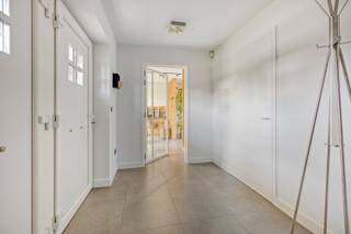 Deze energiezuinige villa is gelegen in de straat Velveken in Geel.<br />Verschillende faciliteiten zijn op een korte afstand terug te vinden. Tevens kennen we een vlotte verbinding met de omliggende gemeenten.<br />Een woning waar ruimte, functionaliteit en verfijning samenkomen, en waar elk detail bijdraagt aan een aangename en comfortabele leefomgeving voor het hele gezin.<br /><br />Indeling:<br />De inkomhal vormt een stijlvolle eerste kennismaking met de woning en verleent toegang tot een apart gastentoilet. De eetruimte en de geïntegreerde bureauruimte sluiten mooi aan op de volledig uitgeruste tijdloze open keuken, die als centraal hart van de woning fungeert. Aansluitend bevindt zich een afzonderlijke zitruimte, waardoor verschillende leefzones op een natuurlijke en comfortabele manier van elkaar worden gescheiden. Achteraan de woning is een praktische berging voorzien waar wasmachine en droogkast op hoogte werden verwerkt in een ingemaakte kast. Daarnaast bevindt zich hier een badkamer met een wastafel, een inloopdouche en een toilet. Vanuit de berging heeft u bovendien rechtstreeks toegang tot zowel de kelder als de inpandige garage.<br /><br />Via de nachthal bereiken we drie volwaardige slaapkamers alsook een badkamer uitgerust met een dubbele wastafel, een ligbad, een inloopdouche en een toilet. Zowel de master bedroom als een tweede slaapkamer hebben toegang tot een op maat gemaakte dressing. Langs de tweede slaapkamer bereiken we het zuid georiënteerde balkon. <br /><br />De bovenste verdieping biedt nog twee zeer ruime slaapkamers, een toilet en een opbergruimte met ingemaakte kasten. Deze laatste ruimte kan nog worden ingericht als extra badkamer gezien de nodige leidingen hiervoor reeds aanwezig zijn.<br /><br />Ook de buitenomgeving draagt bij tot het exclusieve karakter van deze eigendom. Het terras, de sfeervolle siervijver en het tuinhuis met overkapping maken dat er een bijzonder aangename buitenruimte is waar rust en ontspanning centraal staan.<br /><br />Extra:<br />- Energiezuinig EPC-label: A<br />- 34 zonnepanelen aanwezig<br />- Afgewerkt met kwalitatieve materialen<br />- Alarminstallatie en domotica aanwezig<br />- Onderhoudsvriendelijke tuin<br />- Mogelijkheid tot het bij aankopen van de aanpalende bouwgrond<br /><br />Voor meer info of een bezoek contacteer ons via info@vastengoed.be of via 014/72 73 74.<br /><br />Wenst u een gratis schatting van uw eigendom? Contacteer ons via 014/72 73 74.
