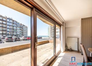 <p><strong>Koksijde-Bad, Residentie Zeerust, Appartement met zonnig terras vlakbij zee, gelegen op het gelijkvloers.</strong></p>

<p>Bestaande uit: inkomhall, aangename woonkamer met gezellig zonneterras en prachtig zeezicht, open en volledig ingerichte keuken, via de nachthall toegang tot de slaapkamer, afzonderlijk toilet en badkamer met douche en wastafel in meubel. In de woonkamer is er een kast met uitklapbaar bed (140 x 200). Gemeenschappelijke fietsenstalling in de residentie en privatieve kelder inbegrepen in de prijs.</p>

<p><strong>Het zonnige appartement is heel goed gelegen op enkele stappen van de Zeedijk! Ideaal voor wie op zoek is naar een appartement vlakbij zee.</strong> <strong>Beschikbaar aan de notariële akte.</strong></p>