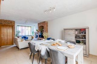 <p>In de Gasmeterstraat, op wandelafstand van het station, winkels en scholen, vinden we deze aangename gesloten bebouwing. Een woning met een praktische indeling, een fijne tuin en enkele belangrijke renovaties die zorgen voor een sterke basis.<br /><br />Achter de inkomhal ontvouwt zich de leefruimte, met plaats voor zowel een gezellige zithoek als een eetgedeelte. Aansluitend bevindt zich de keuken. Verder op het gelijkvloers vinden we de badkamer en een handige berging die tegelijk dienstdoet als wasplaats. De groene tuin vormt een <strong>aangename buitenruimte</strong>, met een mooie tuinberging als praktische aanvulling. Een plek voor zomerse avonden, wat groen rondom je heen of gewoon even ontsnappen aan de drukte van de dag.<br /><br />Op de eerste verdieping bevinden zich twee slaapkamers. Eén daarvan geeft toegang tot de zolderverdieping, waar een extra kamer werd ingericht. De ingemaakte kasten zorgen hier voor heel wat bergruimte en maken deze verdieping bijzonder veelzijdig. Een <strong>extra slaapkamer, rustige thuiswerkplek of hobbyruimte</strong>: de mogelijkheden zijn er.<br /><br />Ook op technisch vlak beschikt de woning over belangrijke troeven. De <strong>elektrische installatie is conform</strong> en zowel de voorgevel als het dak werden gerenoveerd én geïsoleerd. Bovendien werden er nieuwe ramen geplaatst met hoogrendementsbeglazing die ook nog eens zonnewerend werkt. Zo werd niet alleen geïnvesteerd in de uitstraling van de woning, maar ook in haar comfort en <strong>goede, energetische basis</strong>.<br /><br />Een woning die vooral uitblinkt in wat ze biedt: een aangename leefomgeving, een groene buitenruimte en de stad op een steenworp afstand. Hier wordt centraal wonen vanzelfsprekend.<br /><br />Wilt u graag eens komen kijken? Neem dan contact op via laurens@claves.be of op 0476 21 35 46.</p>