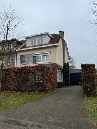 Instapklare woning in een doodlopende straat met zuidwest gerichte tuin.<br />Het betreft hier een halfopen bebouwing met een oprit met plaats voor 2 wagens.<br /><br />De grond oppervlakte is 414m2 en inclusief garage kom je aan 210m2 bewoonbare oppervlakte.<br /><br />Op de benedenverdieping kom je via de hal in de ruime, lichte woonkamer met houtkachel.<br />De woonkamer gaat over in de eetruimte met aansluitend de gerenoveerde (2019), volledig uitgeruste keuken met mat glazen kastdeuren. <br /><br />Op de benedenverdieping vinden we ook nog een berging met aansluiting voor wasmachine en droogkast, welke toegang geeft tot zowel de tuin als de ruime garage.<br /><br />Er is een aangename zuidwest gerichte tuin met veel privacy, een ruim tuinhuis en een recent vernieuwde omheining (2023).<br /><br />Via de trap komen we op de eerste verdieping. Hier vinden we een badkamer met douche in bad en dubbele wastafel. Er zijn verder 2 ruime slaapkamers (16m2) met elektrische rolluiken en een dressing op dit verdiep.<br /><br />Op de bovenste verdieping zijn er nog 2 slaapkamers aanwezig.<br /><br />Er zijn 12 zonnepanelen en in 2 slaapkamers een airco die zowel kan koelen als verwarmen. De centrale verwarming is op aardgas.<br /><br />Wij verhuizen omdat wij nood hebben aan een zorgwoning omwille van ons gehandicapt kindje. Anders hadden wij met heel veel plezier in dit fijne huis en rustige omgeving blijven wonen.