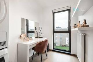 <strong>Modern duplex appartement met 1 slaapkamer, bureau, autostaanplaats, fietsenstalling en private tuin op een toplocatie in Edegem.</strong><br /><br />Wenst u een afspraak in te plannen? Afspraken kunnen enkel aangevraagd worden via volgende link: https://wi-antwerpen-zuidrand.mijnhuurprofiel.be/property/80cf29c2-9b82-4880-8d56-79f6f91d69f9<br /><br />Ontdek de moderne levensstijl in dit prachtige duplex appartement gelegen aan de Ernest Jouretlaan 45 te Edegem. Met een bewoonbare oppervlakte van 66m², een moderne afwerking en privatieve zonnepanelen biedt dit appartement een uitstekende combinatie van comfort, duurzaamheid en stijl.<br /><br /><strong>Kenmerken:</strong><br />
<ul>
<li>Leefruimte: Geniet van een zeer lichte en comfortabele leefruimte met open keuken. Vanuit de leefruimte heb je rechtstreekse toegang tot het zonnige terras.</li>
<li>1 Slaapkamer (11m²): Een gezellige slaapkamer ontworpen voor optimaal comfort en rust.</li>
<li>1 Bureau (5m²): Een veelzijdige ruimte die ideaal is voor thuiswerken of studeren.</li>
<li>Zonnig terras: Ontspan op uw eigen terras</li>
<li>Autostaanplaats: Parkeer uw voertuig op uw eigen autostaanplaats voor ultiem gemak.</li>
<li>Afgesloten Fietsenberging voor 2 Fietsen: Een veilige opslagruimte voor uw fietsen, zodat u gemakkelijk kunt genieten van fietsuitstapjes in de omgeving.</li>
<li>Badkamer met Douche en WC: Moderne badkamerfaciliteiten voorzien van een douche, lavabomeubel en wc.</li>
<li>Afzonderlijke WC: Extra gemak met een apart toilet voor u en uw gasten naast de inkom.</li>
<li>Centrale Ligging: Profiteer van de centrale ligging met winkels, openbaar vervoer en recreatieve voorzieningen binnen handbereik.</li>
<li>Zonnepanelen: Duurzaamheid staat centraal met het gebruik van zonnepanelen, waardoor u kunt bijdragen aan een groenere toekomst en genieten van <strong>lagere energiekosten</strong>.</li>
</ul>
<br />Dit duplex appartement biedt niet alleen een eigentijds en comfortabel interieur, maar ook de voordelen van duurzaam wonen.. Ervaar de perfecte combinatie van luxe en milieubewust wonen aan de Ernest Jouretlaan 45 te Edegem.<br />Wenst u een afspraak in te plannen? Afspraken kunnen enkel aangevraagd worden via volgende link: https://wi-antwerpen-zuidrand.mijnhuurprofiel.be/property/80cf29c2-9b82-4880-8d56-79f6f91d69f9<br /><br /><strong><span>Kosten & beschikbaarheid:<br /></span></strong>
<ul>
<li><span>Huurprijs: € 895/maand</span></li>
<li>Provisie: € 65/maand</li>
<li>Beschikbaarheid: onmiddellijk</li>
<li>3 maanden huurwaarborg</li>
<li>Plaatsbeschrijving circa 170 euro per partij</li>
</ul>