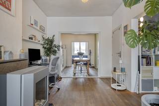 TE KOOP - Instapklaar en energiezuinig huis te Deurne met een tuin!Bent u op zoek naar een woning waar u deze zomer al zorgeloos kunt genieten van de zon? Dan bieden wij dit huis te koop aan in de De Francqueslei 142 te Deurne.De indeling van dit huis in Deurne is als volgt:Inkomhal: Een inkomhal met hoog plafond en een apart toilet op de tussenverdieping. Benenden verdieping: Via een trapje kom je op de benedenverdieping, hier vindt u een vernieuwde badkamer met ligbad, een eerste kleinere slaapkamer (ideaal als dressing of bereauruimte) en een lichtrijke veranda. Deze vormt de overgang naar het overdekte terras en het gezellige tuintje. Bovenste verdieping: De warme en ruime woonkamer met houten vloer straalt gezelligheid uit en sluit naadloos aan op de moderne, open keuken - een plek waar koken en samenzijn centraal staan. Daarnaast bevindt zich hier nog een tweede, ruime slaapkamer. Troeven van het instapklaar huis dat we alhier te koop aanbieden zijn de lage kosten en de uitstekende ligging. Het huis bevindt zich op wandelafstand van winkels, scholen en openbaar vervoer. Bent u geïnteresseerd om dit vastgoed te kopen in Deurne? Aarzel dan niet om ons te contacteren. Het Dewaele vastgoedkantoor van Deurne aan de Turnhoutsebaan 98 staat graag tot uw dienst. Had u graag een gratis schatting van uw eigendom via ons immokantoor? Bel ons voor een vrijblijvend gesprek op 03/666.66.66 of mail naar deurne@dewaele.com.EPC De Francqueslei 142: 174 kWh / (m² jaar)