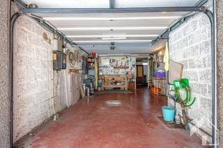 <p><span>Instapklare, ruime woning met 3 slaapkamers, groot terras, gemeenschappelijk onderhouden tuin en garage</span></p><p><span> </span></p><p><span>De instapklare woning, al dan niet op te frissen, heeft een enorm potentieel. Ze is gelegen op een rustige locatie op wandelafstand van supermarkten, openbaar vervoer, scholen,.... Voor ontspanning en natuur zijn er verschillende parken, recreatie en het Bosuilstadion in de directe omgeving. </span></p><p><span>Ideaal voor wie graag alles binnen handbereik heeft. Ook de uitstekende bereikbaarheid richting Antwerpen is een troef. </span></p><p><span> </span></p><p><span>Deze ruime, lichtrijke bel-etage woning betreden we via de inkomhal met gastentoilet. Voorts vinden we beneden een ruime garage, dubbele oprit, technische ruimte en een grote berging/4de slaapkamer? Op de eerste verdieping heb je de open leefruimte met cassette haard, de keuken en toegang tot het prachtig terras via de schuifdeur. Het terras leunt aan bij de gemeenschappelijke tuin, prachtig in het groen en toch vrij van onderhoud. Op de tweede verdieping vinden we 3 volwaardige slaapkamers en de badkamer met inloopdouche en dubbele lavabo terug. </span></p><p><span> </span></p><p><span>EPC label C</span></p><p><span>Zonnetent</span></p><p><span>Fantastische locatie</span></p><p><span>woning met mogelijkheden</span></p><p><span>veel parkeergelegenheid</span></p><p><span> </span></p><p><span>Zin om de handen uit de mouwen te steken en je eigen thuis te creëren op een toplocatie? We begeleiden jullie graag.</span></p><p><span>Ook voor een waardebepaling van je eigen woning kan je bij ons terecht.</span></p><p><span> </span></p><p><span>Contacteer Immo Matrix-Kolum voor meer info en plan uw bezoek.</span></p><p><span> </span></p>