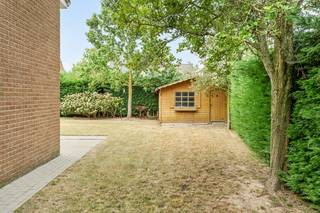 <strong>BEZOEKMOMENT ZATERDAG 26 SEPTEMBER 2026 van 10u tem 12u (mits afspraak)<br />Energiezuinige gezinswoning met 3 slaapkamers, inpandige garage en zonnige tuin in een kindvriendelijke omgeving (inclusief 7410 Wp zonnepanelen)</strong><br /><br />Bent u op zoek naar een comfortabele en duurzame gezinswoning op een uitstekende locatie? Dan zal deze knappe halfopen bebouwing in het gezellige Rollegem-Kapelle u ongetwijfeld weten te bekoren.<br /><br />Gelegen in een rustige, kindvriendelijke woonwijk aan het eind van een doodlopende straat met extra parkeermogelijkheden, bevindt u zich hier op wandelafstand van school, winkels, horeca en het dorpscentrum. Een ideale uitvalsbasis voor gezinnen die houden van rust, ruimte én de nabijheid van alle voorzieningen.<br /><br /><strong>Deze eigentijdse woning is bijzonder energiezuinig, met een gunstig EPC-label B (120 kWh/m2) en 19 zonnepanelen (7410 Wp) die u een aanzienlijk lager energieverbruik garanderen.</strong><br />De woning werd doorheen de jaren zorgvuldig onderhouden en biedt dankzij haar praktische indeling het perfecte wooncomfort voor jong en oud.<br /><br /><u>Indeling gelijkvloers:</u> U wordt verwelkomd in een nette inkomhal met gastentoilet, waarna u doorloopt naar de lichtrijke leefruimte met grote raampartijen die zorgen voor een overvloed aan natuurlijk licht en een warme, uitnodigende sfeer. De aansluitende hoekkeuken is volledig geïnstalleerd en voorzien van een praktische ontbijthoek – ideaal voor drukke ochtenden of ontspannen weekendbrunches.<br />Een grote troef is de inpandige garage met bijkomende bergruimte en maatkasten, perfect voor het stockeren van fietsen, hobbyspullen of extra voorraad.<br /><br />De buitenruimte is onderhoudsvriendelijk aangelegd met een tuinhuis en een zonnig terras waar u in alle rust en privacy kunt genieten van de buitenlucht. Dit is de perfecte plek voor zomerse barbecues, een gezellige tuinaperitief of simpelweg genieten van de zon.<br /><br /><u>Verdieping 1</u>: Via de nachthal bereikt u drie volwaardige slaapkamers telkens met functionele maatkasten. Een extra bergruimte biedt nog extra mogelijkheden. De badkamer is uitgerust met een ligbad/douche, enkele wastafel en een tweede toilet<br /><br /><u>Verdieping 2:</u> De zolderruimte is bereikbaar via een zolderluik en biedt tal van mogelijkheden als opslagplaats.<br /><br /><strong>EPC 120 kWh/m2 - UC3896903 (B-Label)<br /><br />** BEZOEK- EN BIEDMOMENT ZATERDAG 26 SEPTEMBER 2026 van 10u tem 12u (mits afspraak) **</strong><br /><br />+ 19 zonnepanelen (7410 Wp)<br />+ Warmtepomp (warmen & koelen)<br />+ Airco in iedere kamer<br />+ Regenput 5.000 liter & waterverzachter<br />+ Asbestveilig<br />+ Inpandige garage & extra bergruimte<br />+ Betaalbaar, energiezuinig en instapklaar<br />+ Rustige en kindvriendelijke ligging, doodlopende straat<br />+ Tuin met voldoende privacy<br />+ Op wandelafstand van centrum, winkels en school<br /><br />Deze woning is de perfecte combinatie van comfort, ligging en energiezuinigheid. Dankzij de doordachte indeling en praktische voorzieningen is dit een absolute buitenkans op de vastgoedmarkt in Rollegem-Kapelle.<br /><br />KOOP DEZE TOPPER RECHTSTREEKS VAN DE EIGENAARS!<br /><br />0468/41.06.90<br /><br />DEZE EIGENDOM WORDT VERKOCHT ZONDER VASTGOEDMAKELAAR!<br /><br />Ook beslist om uw eigendom te verkopen? Bespaar de makelaar dankzij onze reeds bewezen succesformule.