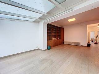 Ontdek dit schitterende appartement van ± 110 m², ideaal gelegen op de begane grond in de gegeerde buurt van de Vijvers van Elsene en de Abdij...