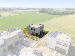 Lot 14 | 482 m² perceelsoppervlakte
Deze moderne woning bouwen we op de nieuwe verkaveling "Het Molenhof" in Koolskamp, deelgemeente van Ardooie. Je vindt deze nieuwe woonbuurt tussen de Diksmuidse Boterweg en de Steenstraat. Je woont er in een rustige, aangename omgeving vlak bij het centrum, op 500 meter van het Dorpsplein met winkels, scholen, horecazaken en openbaar vervoer. De middelbare school H. Kindsheid ligt op 3 à 4 km. Via het op- en afrittencomplex E403 geniet je van een vlotte verbinding.
Deze energiezuinige, moderne woningen beschikt over: een inkomhal met toilet, een woon- en eetkamer met aansluitend een open keuken met veel lichtinval, een inpandige garage met berging, 4 slaapkamers, een functionele badkamer, afzonderlijk toilet boven en een (technische) berging. Het gebruik van een warmtepomp in combinatie met vloerverwarming zorgt ervoor dat jouw toekomstige energiefactuur onder controle blijft (E30).
Je kiest zelf de afwerkingsmaterialen voor keuken, badkamer, vloeren en binnendeuren. Zo kan je precies wonen zoals jij het zelf wilt. Een kijkje nemen? Je vindt de ingang van de verkaveling ter hoogte van Steenstraat 27B.
Graag meer info? Contacteer nieuwbouwadviseur Kristof voor meer info of download de projectbrochure.