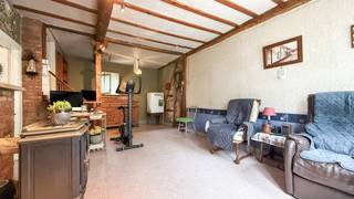 Bij ImmoFusion 7/7 “open huis” : klik op onze 3D-TOUR.<br />Ervaar vastgoed alsof je er zelf doorloopt!<br /><br />Op zoek naar een woning met karakter, rust en een groot perceel? Dan is deze authentieke vakwerkhoeve absoluut het ontdekken waard. Gelegen op een prachtig groen perceel van maar liefst circa 68 are, omringd door volwassen fruitbomen, biedt deze eigendom een unieke combinatie van natuur, privacy en ruimte.<br /><br />Bij binnenkomst kom je terecht in de gezellige leefruimte. De sfeervolle open haard vormt hier een echte blikvanger en zorgt meteen voor een warme, huiselijke sfeer. Dankzij de aangename natuurlijke lichtinval voelt de ruimte bijzonder uitnodigend aan. Via een trapje bereik je de eerste slaapkamer, een knusse kamer die eveneens geniet van veel natuurlijk licht. Daarnaast is er nog een tweede, ruime slaapkamer die naar eigen wens kan worden ingericht.<br /><br />De keuken vormt het gezellige hart van de woning en beschikt over een extra kachel die tijdens de koudere maanden voor een aangename sfeer zorgt. Vanuit de keuken heb je een prachtig zicht over de groene tuin én krijg je rechtstreeks toegang tot het buitengedeelte.<br /><br />Verderop bevindt zich een ruime woonkamer waar je heerlijk tot rust kunt komen en genieten van het zicht op het omliggende groen. Dankzij de grote raampartijen wordt het buitengevoel optimaal naar binnen gebracht en ontstaat er een mooie verbinding met de tuin.<br /><br />De badkamer is praktisch ingericht en voorzien van een douche, lavabo en toilet.<br /><br />Een bijzonder sterke troef is het ruime perceel. Buiten ontdek je een indrukwekkende tuin van circa 65 are, een ideale plek voor wie houdt van groen, natuur en buitenleven. De volwassen bomen geven het geheel extra karakter en zorgen voor een heerlijke oase van rust en privacy.<br /><br />Droom je van een grote moestuin? Wil je graag dieren houden? Zoek je een veilige en ruime plek waar kinderen volop kunnen spelen? Of wil je simpelweg genieten van de natuur en de rust rondom je heen? Dankzij de omvang van het perceel zijn de mogelijkheden hier bijzonder uitgebreid.<br /><br />Pluspunten:<br />- Perceel van ca. 68 are<br />- Prachtige groene en rustige omgeving<br />- 2 slaapkamers<br />- Sfeervolle open haard<br />- Extra kachels in de andere ruimtes<br />- Ruime leefruimtes<br />- Garage aanwezig<br />- Ideaal voor liefhebbers van tuin en natuur<br />- Veel privacy dankzij het ruime perceel<br />- Tal van mogelijkheden voor hobby’s en buitenleven<br /><br />Maatregelen opgenomen in het Maatregelenregister: nee<br /><br />Voor een bezichtiging ter plaatse of meer info, bel ons op 078/78.78.70, of kom gewoon binnen op ons kantoor, steeds welkom!