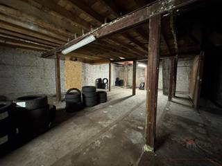 Opslagruimte/atelier gelegen nabij het centrum van Aalst met goede verbinding naar de E40 en lokale handelaars. Het magazijn heeft een...