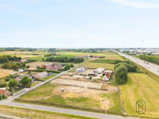 Deze paardenhoeve/manege is strategisch TOPgelegen qua visibiliteit en bereikbaarheid. Deze eigendom van meer dan 2 hectare bestaat uit en woonhuis, omheinde weides, piste, 20 paardenboxen.
Gekend als hoeve: ideaal voor dierenartsenpraktijk, paardenfokker, hovenier..