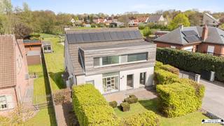 <p>Gelegen op een prachtig perceel van maar liefst 1.911 m² en op wandelafstand van het centrum van Loenhout, bevindt zich deze energiezuinige en kwalitatief afgewerkte woning. De combinatie van ruimte en hoogwaardige materialen maakt van deze eigendom een ideale gezinswoning met heel wat mogelijkheden.</p><p>Bij het betreden van de woning wordt u verwelkomd in een zeer ruime en lichtrijke leefruimte, waar grote raampartijen zorgen voor een aangename connectie met de tuin. In de leefruimte is voldoende plaats voor  een grote eettafel en een aparte zithoek met gashaard. Aansluitend bevindt zich de volledig ingerichte keuken, voorzien van alle noodzakelijke toestellen. Daarnaast is er een praktische bergruimte/wasruimte met toegang tot de tuin. Een van de grote troeven van deze woning is de aanwezigheid van een slaapkamer/hobbyruimte. <br />Via de stenen trap in de zeer lichtrijke inkomhal komt u terecht op de eerste verdieping. Deze omvat nog drie volwaardige en ruime slaapkamers, evenals een aparte bureauruimte. De badkamer is compleet uitgerust met een dubbele wastafel, toilet, ligbad en douche.</p><p>Buiten geniet u van een prachtige tuin met nog heel wat troeven: een garage met verdieping, een zwembad en een praktische tuinberging. Bovendien biedt de grote oprit voldoende parkeergelegenheid.</p><p>Extra troeven:<br />-  27 zonnepanelen<br />- EPC-label B<br />- Conforme elektriciteitskeuring<br />- Beschikbaar februari 2027</p><p>Bent u geïnteresseerd? Plan dan snel uw bezichtiging in via miete@janssenenjanssen.be </p>