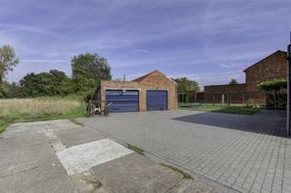 Deze gerenoveerde woning met maar liefst 5 slaapkamers en ruim bijgebouw (+/- 195 m2), is gelegen nabij het centrum van Nijlen.Op de gelijkvloerse...