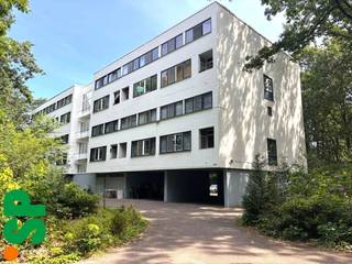 Het appartement heeft de volgende indeling: Men komt binnen via de inkomhal (laminaat) waar zich ook een ruime berging bevindt. Vanuit de inkomhal kan men naar de lichtrijke woonruime (laminaat, 2x zetel waarvan 1 slaapbank, salontafel, tv-meubel; 22m²) met open ingerichte keuken (laminaat, kasten, spoelbak, vaatwasser, dampkap, keramisch kookvuur, oven, koelkast met diepvries, 2 barkrukjes; 7m²). Aan de keuken is een klein balkon met berging voorzien. <br /><br />Op de 4de verdieping bevinden zich nog 2 bergruimtes, een ingerichte badkamer (laminaat, toilet, inloopdouche, lavabo; 5m²) en 2 ruime slaapkamers (laminaat, kleerkast, bed met matras, bureau + stoel; 13m²).<br /><br />Verder is er een inpandige, gezamenlijke fietsenberging aanwezig + een ruime publieke parking vooraan het gebouw. <br /><br />- € 150 algemene onkosten per maand (inclusief voorschot verwarming, water en algemene onkosten!)<br />- EPC: 152 kWh/m²<br />- CV: Gezamenlijke stookolietank (zal vervangen worden door aardgas)<br />- Geen huisdieren toegelaten<br /><br />Voor bijkomende inlichtingen of een bezoek ter plaatse kan u steeds vrijblijvend contact opnemen met Immo S|P op het nummer 014/59.10.20. of via info@immosp.be.