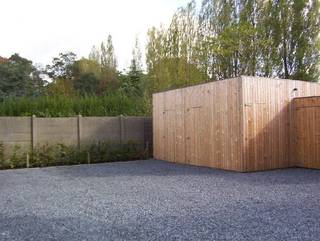 Gelijkvloerse ééngezinswoning zonder gemene delen of kosten, met privéterras (24 m²) en zonnige tuin (118 m²). Rustig gelegen, weg van de straat, op wandelafstand van het centrum van Kontich. Vlotte bereikbaarheid van winkels, scholen, openbaar vervoer, station, E19 en A12.<br /><br />Bewoonbare oppervlakte ca. 100 m² met overvloedig natuurlijk licht. Indeling: inkomhal, apart toilet, ruime leef- en eetruimte (35 m²), open ingerichte keuken, 2 slaapkamers, badkamer met dubbele wastafel en instapdouche, 2 bergruimtes en directe toegang tot terras en tuin.<br /><br />Extra troef: 2 parkeerplaatsen met afgesloten privéberging (te huren aan €120/maand). <br /><br />Mis deze uitzonderlijke kans niet om te wonen in een autonome vrijstaande bebouwing (bj 2008) met een bijzondere architecturale uitstraling met veel privacy, gelegen in een groene en rustige omgeving, vlakbij alle mogelijke faciliteiten. Beschikbaar vanaf 1 juli.<br /><br />