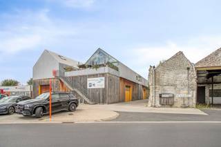 <p><span>Appartement in loft stijl met 3 slaapkamers in centrum Oudenaarde.</span></p><p><span> </span></p><p><span>INDELING</span></p><p><span>Het duplexappartement, gelegen op de eerste verdieping, heeft een ruime, zeer lichtrijke living met open keuken, 2 kamers en een badkamer met bad en douche.</span></p><p><span>Op de verdieping is er een derde kamer, een ruime master bedroom.</span></p><p><span>Op het gelijkvloers is er een extra bergruimte waar je je fiets kan plaatsen.</span></p><p><span>Het grote terras zorgt voor je eigen groen paradijs midden van de stad.</span></p><p><span> </span></p><p><span>TECHNISCH</span></p><p><span>De elektriciteit in het appartement in conform.</span></p><p><span>Gunstig epc.</span></p><p><span> </span></p><p><span>PRAKTISCH</span></p><p><span>Het appartement is momenteel nog verhuurd, maar vrij van huur vanaf 1/1/27.</span></p><p><span> </span></p><p><span>Voor meer info en/of een afspraak bel Eefje van Immo D'hondt 0498 88 88 89.</span></p>