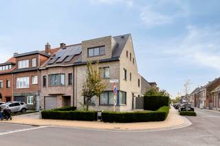 Ben je op zoek naar een woning met veel ruimte en een praktische indeling?<br />Deze charmante gezinswoning heeft alles in huis om comfortabel te wonen, met tal van slaapkamers en een gezellige veranda met zicht op de tuin.<br /><br />Bij het betreden van de woning kom je in de inkomhal met vestiaire en gastentoilet. De leefruimte is opgedeeld in twee zones: aan de westzijde bevindt zich een gezellige zithoek, terwijl je aan de oostzijde de prachtige keuken met kookeiland en eetruimte terugvindt. Aansluitend is er een praktische, ruime berging.<br />Vanuit de keuken heb je toegang tot de lichtrijke veranda, uitgerust met een sfeervolle houtkachel. Deze ruimte, ingericht met een eettafel en zithoek, biedt een prachtig uitzicht op de tuin en vormt de ideale plek voor gezellige momenten.<br /><br />De eerste verdieping telt <strong>drie slaapkamers</strong>, waarvan de master met walk-in dressing.<br />Verder vind je hier ook een wasplaats en een badkamer met ligbad, dubbel lavabomeubel en toilet.<br />Op de tweede verdieping bevinden zich nog eens <strong>twee slaapkamers</strong> én een aparte douchekamer, ideaal voor een groot gezin of wie extra ruimte zoekt voor een bureau of hobbykamer.<br />Nog een extra zolderruimte is aanwezig bereikbaar via uittrektrap. <br /><br />Als extra troef is er achter de woning een garage + autostaanplaats, die zowel parkeergelegenheid als extra opslag biedt.<br /><br />De woning is voorzien van CV op gas met vloerverwarming op het gelijkvloers en radiatoren op de verdiepingen.<br />Aluminium ramen met HR glas. <br />Bron bewoonbare oppervlakte : EPC - certificaat<br /><br /><br /><strong>Pluspunten:</strong>
<ul>
	<li>Maar liefst 5 slaapkamers</li>
	<li>Dressing en wasplaats aanwezig</li>
	<li>Badkamer én aparte douchekamer</li>
	<li>Veranda met zicht op de tuin</li>
	<li>Garage achteraan het perceel</li>
	<li>Ventilatie type D+</li>
</ul>
Een ideale woning voor gezinnen die op zoek zijn naar ruimte en comfort!<br />Contacteer ons vandaag nog voor een bezoek! 03/775.78.79<br />Ben je ook van plan jouw eigendom te verkopen? Maak een afspraak voor een gratis schatting, wij maken er samen een succesverhaal van.<br /> 