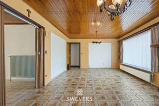 Voor meer info en foto’s, surf naar www.swevers.be – Vrijstaand wonen op een ruim en zuidgericht perceel, met alle leefruimtes op het gelijkvloers en volop mogelijkheden om de woning naar eigen smaak te renoveren. Bosstraat 20 in Koersel werd gebouwd in 1974 en beschikt over een bewoonbare oppervlakte van 112 m². Via de inkomhal bereik je het afzonderlijke toilet en de woonkamer van 29,20 m², met voldoende plaats voor een gezellige zit- en eethoek. Aansluitend bevindt zich de aparte keuken van 10,50 m², die rechtstreeks toegang geeft tot een ruime berging. De woning telt drie slaapkamers van 10,50 m², 9 m² en 7,20 m². Daarnaast is er een badkamer en bevinden alle belangrijke functies zich comfortabel op één niveau. Extra opbergruimte vind je op de zolder van ongeveer 45 m². Een belangrijke troef is het ruime perceel van 10a 85ca met zuidelijke oriëntatie. Hier is volop plaats voor een groot terras, speelruimte, moestuin of groene tuinzones.Ook de ligging is praktisch, met openbaar vervoer op circa 300 meter, restaurants vanaf 350 meter en scholen op ongeveer 1,5 km. Winkels en ontspanning bevinden zich op circa 2 km. Een interessante renovatiekans voor wie ruimte, een gunstige tuinoriëntatie en een vrijstaande woning zoekt. Voor meer informatie, bel 011 255 155. Bron bewoonbare oppervlakte: EPC – verslag. Dit pand is onderworpen aan de renovatieverplichting van de Vlaamse overheid voor residentiële gebouwen (behoudens bij sloop binnen 5 jaar na de aankoop). Consulteer voor meer informatie de website van het Vlaams Energie- en Klimaatagentschap via https://www.vlaanderen.be/een-huis-of-appartement-kopen/renovatieverplichting-voor-residentiele-gebouwen.