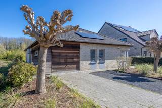 Mooie villa met prachtige tuin in het centrum van DilbeekDeze charmante en ruime villa gebouwd in 2004, bevindt zich op een uitzonderlijke ligging op...