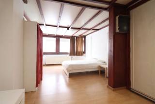 <p>Vous recherchez un bien immobilier de rendement intéressant au cœur d'Anvers ? Cette opportunité d'investissement située au 93 Lange Nieuwstraat allie un emplacement extrêmement central à des revenus locatifs immédiats.</p><p>Le bien se compose de 5 logements, tous actuellement loués, ce qui vous permet, en tant qu’investisseur, de disposer dès le premier jour d’un bien immobilier locatif entièrement loué.</p><p>Situé en plein cœur du centre-ville historique d’Anvers, à quelques pas du Meir, des commerces, des supermarchés, des restaurants, des cafés et de nombreuses autres commodités du centre-ville. La gare centrale, le quartier universitaire et divers lieux culturels se trouvent également à proximité. Grâce à l’excellente desserte par le tram et le bus, l’accessibilité constitue en outre un atout majeur.</p><p>Immeuble de rapport comprenant 5 logements<br />Les 5 logements sont actuellement loués<br />Revenus locatifs immédiats<br />Situation centrale au cœur d’Anvers<br />Tout est accessible à pied<br />Très bien desservi par les transports en commun</p><p>Une opportunité intéressante pour ceux qui recherchent un investissement générant déjà des revenus locatifs dans un emplacement particulièrement central à Anvers.</p><p>Cela vous intéresse ? N’attendez pas qu’il soit trop tard !</p>