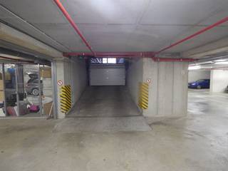 Prachtige ondergrondse moto of fietsparkeerplaats in een centrale parkeergarage te Antwerpen. Deze afgesloten locatie biedt een veilige...