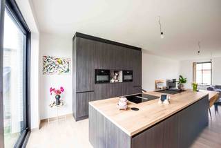 Bent u op zoek naar een recente, energiezuinige woning in een uitzonderlijk aangename omgeving?Deze prachtige halfopen bebouwing van 2023 is gelegen...