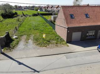 <p><span>Bouwgrond van 644 m² met tal van mogelijkheden te Langemark</span></p><p><span>Op zoek naar een ruim perceel voor de bouw van uw toekomstige woning? Deze bouwgrond van </span><span>644 m²</span><span> geniet van een gunstige ligging nabij winkels, scholen en de belangrijkste invalswegen.</span></p><p><span>Het perceel bevindt zich in </span><span>residentieel woongebied</span><span> en biedt mogelijkheden voor de realisatie van een ruime eengezinswoning. Bovendien laten de stedenbouwkundige voorschriften ondergeschikte nevenfuncties toe, zoals een vrij beroep, kantoor of dienstverlening, ideaal voor wie wonen en werken wenst te combineren.</span></p><p><span>Een interessante opportuniteit voor wie op zoek is naar een ruime bouwgrond op een centrale, doch rustige locatie.</span></p><p><span>Troeven</span></p><ul><li><span>Perceeloppervlakte: </span><span>644 m²</span><span> </span></li><li><span>Residentieel woongebied </span></li><li><span>Rustige, centrale ligging </span></li><li><span>Mogelijkheid tot combinatie wonen en werken </span></li><li><span>Vlotte verbinding naar omliggende gemeenten </span></li></ul>