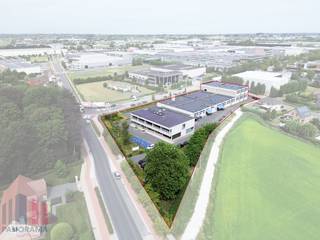 Op een perceel van 9.035 m² bevindt zich dit veelzijdige bedrijfscomplex bestaand uit ruime kantoor- en magazijnfaciliteiten, uitermate geschikt voor uiteenlopende activiteiten. <br /><br />De kantoorruimtes omvatten in totaal circa 800 m², verdeeld over twee verdiepingen van telkens 400 m². Ze beschikken over een ruim onthaal, open landschapskantoren, diverse vergaderzalen, afzonderlijke burelen of leslokalen en sanitaire voorzieningen.<br /><br />Het aangrenzende magazijn heeft een oppervlakte van circa 2.300 m² en werd opgetrokken in een degelijke betonnen constructie met traditioneel metselwerk. De ruimte is momenteel specifiek ingericht voor opleidingsactiviteiten maar biedt tal van mogelijkheden voor logistieke, productie- of opslagdoeleinden. Verder beschikt het magazijn over een refter met keuken, sanitaire voorzieningen, een afzonderlijk stooklokaal met gasbrander en een bestaande beton- en tegelvloer.<br /><br />Het gebouw wordt verwarmd via een centrale verwarmingsinstallatie op gas, bijkomend is het dak voorzien van zonnepanelen (via recht van opstal).<br /><br />Dankzij de combinatie van een ruim verhard terrein, ruime kantoorinfrastructuur en een functioneel magazijn vormt deze eigendom een uitstekende opportuniteit voor ondernemingen die op zoek zijn naar een veelzijdige en onmiddellijk inzetbare bedrijfssite.<br /><br />Het terrein is quasi volledig verhard, volledig omheind en beschikt twee toegangspunten, een laad- en loszone en voldoende parkeergelegenheid voor personeel en bezoekers. Daarnaast is de site uitgerust met een hoogspanningscabine.<br /><br />De site is uitermate goed gelegen in de Wijnendalestraat te Roeselare, in een goed bereikbare bedrijvige zone net buiten het stadscentrum. De ligging biedt een vlotte aansluiting op de N32 en via de nabijgelegen op- en afritten van de E403 is er een directe verbinding naar Brugge, Kortrijk en andere belangrijke steden in West-Vlaanderen.<br /><br />Contacteer PANORAMA B2B voor bijkomende inlichtingen, plannen of een vrijblijvend plaatsbezoek 0476 215 115.