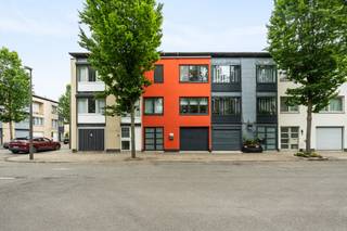 <p>Gezellige gesloten gezinswoning in Antwerpen, gelegen aan de Julius Vuylstekelaan, op korte afstand van winkels, scholen en openbaar vervoer.<br />Deze woning biedt drie volwaardige slaapkamers, met de mogelijkheid om eenvoudig een vierde slaapkamer of multifunctionele ruimte te creëren ideaal voor gezinnen, thuiswerkers of hobbyliefhebbers. Geniet van het comfort van een eigen garage én een ruime tuin, een combinatie die zowel praktisch als aangenaam is. Bovendien is er een ruim terras waar u in alle rust kunt ontspannen met een mooi uitzicht.</p>

<p> </p>

<p>Belangrijkste ruimtes:<br />• Woonkamer met aangename lichtinval<br />• Keuken voorzien van dampkap, oven en elektrische kookplaat<br />• Drie slaapkamers, met optie tot vierde<br />• Badkamer<br />• Garage<br />• Berging met aansluiting voor wasmachine en droogkast<br />• Tuin met tuinhuis<br />• Ruim terras</p>

<p> </p>

<p>Troeven:<br />• Mogelijkheid tot extra slaapkamer of multifunctionele ruimte<br />• Eigen garage en ruime tuin<br />• Groot terras met rustig uitzicht</p>

<p> </p>

<p>Neem vandaag nog contact op met uw ERA-makelaar voor een bezoek.<br />JOUW DROOMHUIS. ZO GEVONDEN!</p>