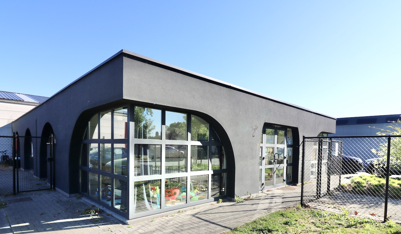 Instapklare handelsruimte van 200 m2 met private parking voor 1.250 EUR/mnd - foto 1
