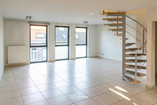 VALIMMAS verhuurt nabij het centrum van Asse dit zeer ruim en energiezuinig duplex-appartement met mooi terras, grote kelder en bergzolder.
Gelegen op de tweede en derde verdieping (met lift) in een kleinschalig gebouw.
Het appartement omvat een inkomhal met vestiaire, een toilet, een berging/stookplaats, een ruime living (± 42m²), een open ingebouwde keuken, en een overdekt terras met mooi zicht op de tuin.
Het duplex-gedeelte herbergt een nachthal, een wasplaats, een badkamer met ligbad en douche, twee slaapkamers en een dressing.
De zolder is bereikbaar via een luik met schuiftrap, en kan dienstig zijn als extra opbergruimte. Een grote kelder (± 12m²) is eveneens inbegrepen.
Dit appartement werd net volledig nieuw geschilderd en in orde gezet. Zeer verzorgd, direct instapklaar, en uitgerust met alle hedendaags comfort.
Gelegen nabij het centrum, op wandelafstand van scholen, winkels, markt, bushaltes. Station Asse op 1,4 km. Oprit E40 Ternat makkelijk bereikbaar.
+++
Bezoekmoment inplannen? Dat kan eenvoudig via onze website www.valimmas.be. Klik vervolgens op de blauwe knop "BEZOEK DIT PAND" bij het pand van je keuze. Let op: afspraken maken kan enkel nog online.
+++
