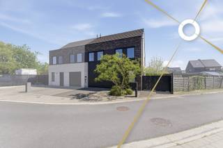 In een rustige, verkeersarme straat te Ieper bevindt zich deze uitzonderlijke halfopen nieuwbouwwoning uit 2017, waar architectuur, comfort...