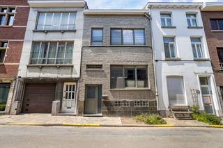 u&amp;gt;<strong>Mechelen: Instapklare, ruime woning met nog potentieel tot uitbreiding</strong><br />Deze woning combineert een topligging met veel ruimte en potentieel. Ze bevindt zich in het centrum, maar in een rustige doodlopende straat. Je geniet hier van alle voorzieningen dichtbij én van de nodige privacy.

<p>De woning is instapklaar en heeft een bewoonbare oppervlakte van maar liefst 215 m². Er is bovendien nog veel extra potentieel. De zolder kan bijvoorbeeld nog volledig gerenoveerd en ingericht worden naar eigen wens.</p>

<p>De woning is energiezuinig dankzij het EPC-label B. Ook de elektriciteit is volledig conform, wat zorgt voor extra gemoedsrust.</p>

<p>Kortom, een ideale woning voor wie op zoek is naar ruimte, comfort en mogelijkheden op een centrale, maar toch rustige locatie.<br /><br /><u><strong>Indeling</strong></u><br /><u>Gelijkvloers</u>: Inkomhal - badkamer - berging - stadskoer<br /><u>Eertse verdieping</u>: Woonkamer - eetkamer - keuken<br /><u>Tweede verdieping</u>: 2 slaapkamers - apart toilet<br /><u>Derde verdieping</u>: 3 kamers met zeer veel potentieel<br /><br /><u><strong>Troeven</strong></u></p>

<ul><li>Toplocatie</li><li>Ruime woning (215m²)</li><li>EPC B</li></ul>